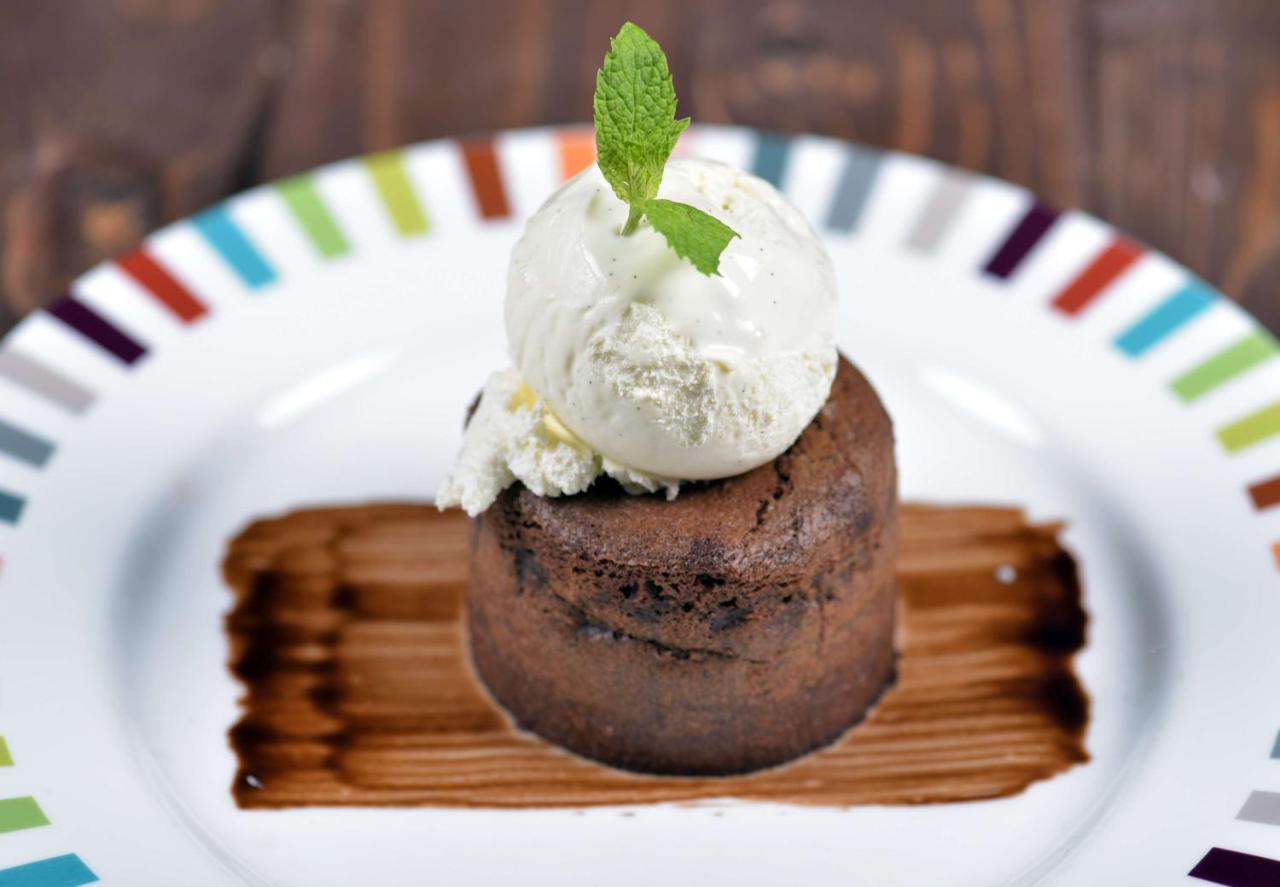 Symphony Style Hotel Kuwait Salmiya Ngoại thất bức ảnh A chocolate lava cake with ice cream